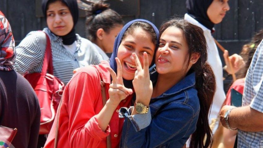 آخر يوم امتحانات.. الكيمياء ترسم البهجة على وجوه طلاب ثانية ثانوي