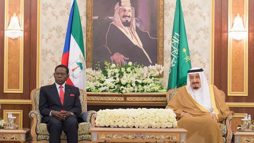 العاهل السعودي ورئيس غينيا الاستوائية يبحثان تطوير العلاقات