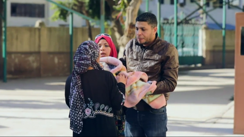 الصدمة يرصد أفعالاً إنسانية تجاه أم تلقي بطفلها في الشارع
