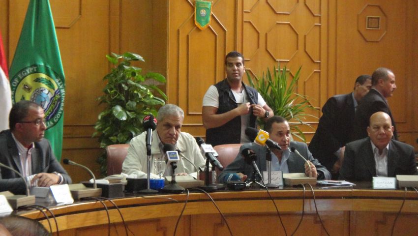 بالصور.. محلب في الإسماعيلية لحل مشاكل المشروعات المتوقفة