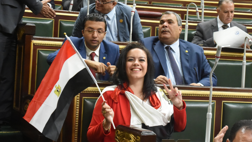 بالأعلام و الأغاني الوطنية ..النواب يحتفلون بفوز السيسي
