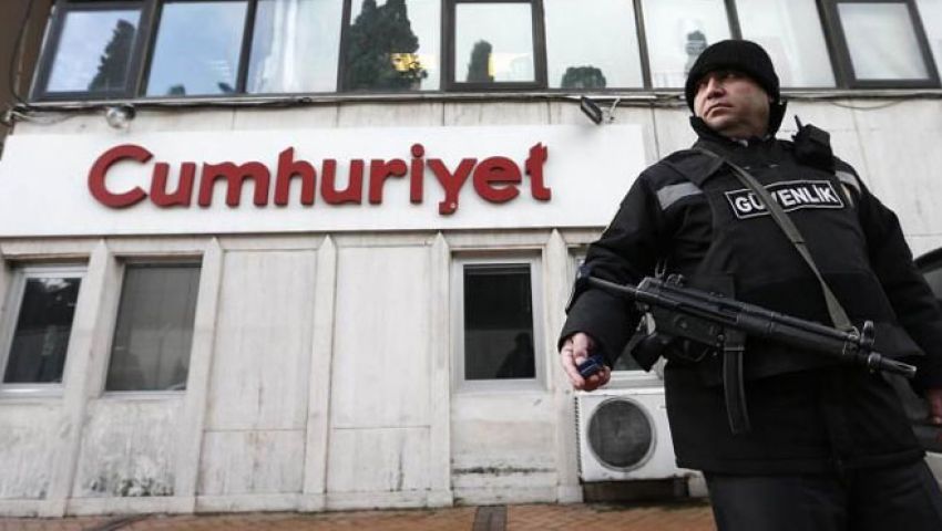 اعتقال 9 مديرين وصحفيين بجريدة جمهوريت التركية