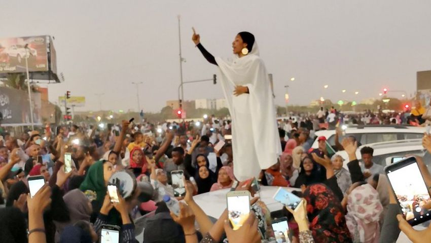 أيقونة الثورة السودانية تتحدّث عن العقود المظلمة والمطالب الواضحة