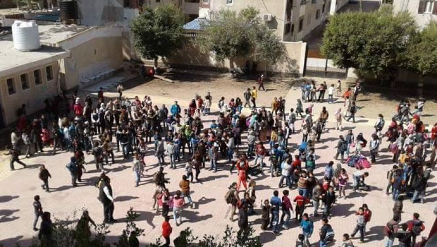 بالصور| لغياب المدرسين.. وقفة احتجاجية لتلاميذ مدرسة ابتدائية في رفح