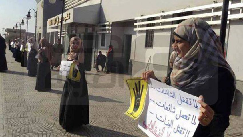 سلسلة بشرية لـطالبات ضد الانقلاب بكفر صقر