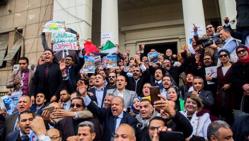 بالفيديو والصور| المحامون يطالبون بطرد السفير الأمريكي.. ويرفعون سلاح المقاطعة