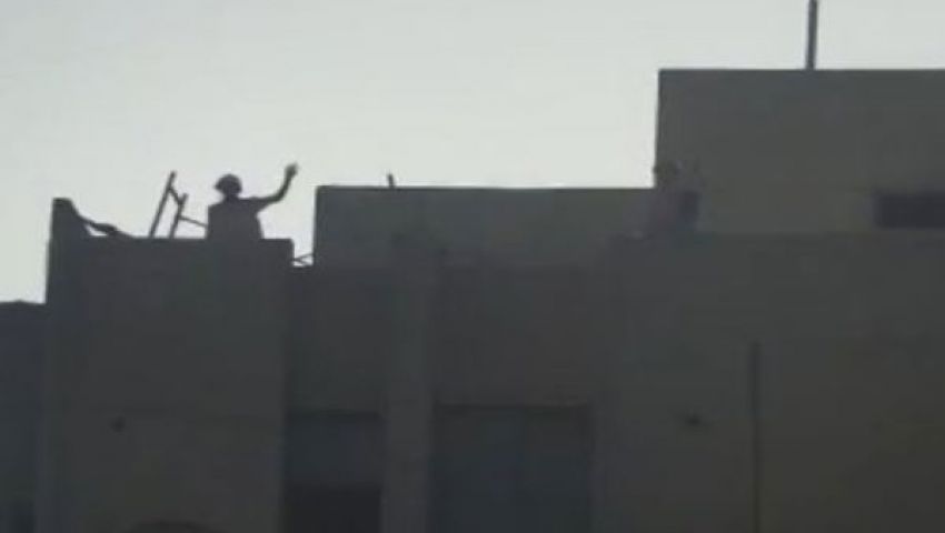 فيديو.. مجندون يحيون أنصار مرسي قبل الحظر