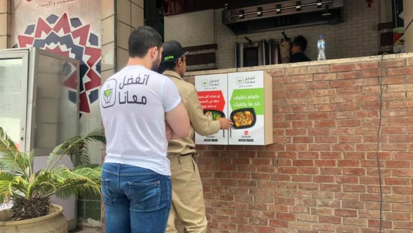 «ديلفيري الخير»..7 شباب يقدمون الطعام للمحتاجين بالإسكندرية