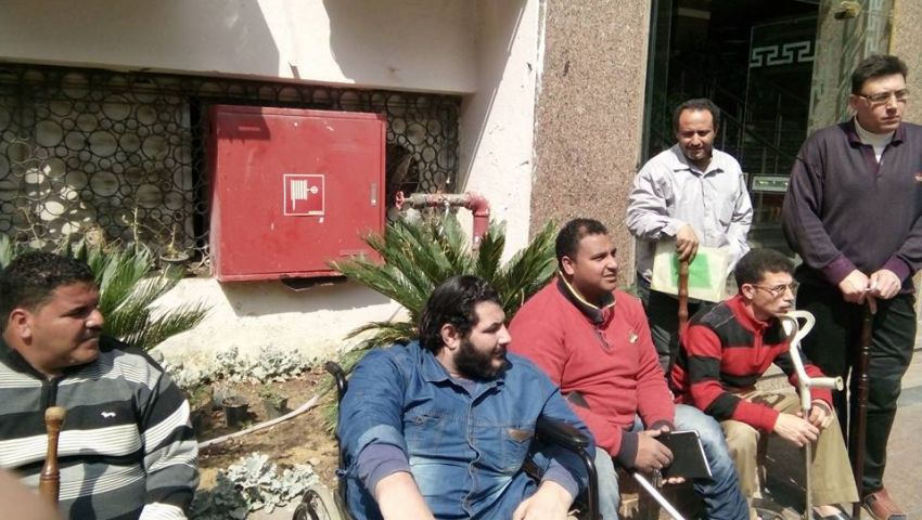 بالصور| وقفة احتجاجية لذوي اﻹعاقة اعتراضًا على وقف معاشهم