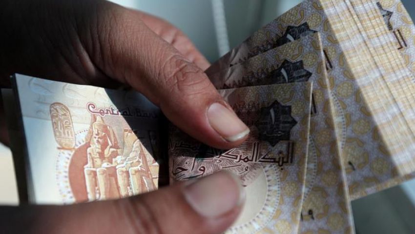 بلومبرج: الجنيه المصري أكثر عملة انخفضت في 2016