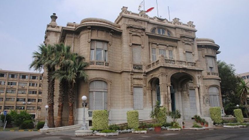 طلاب عين شمس يسقبلون طالبًا معتقلاً بالورود