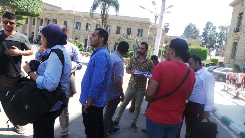 طلاب الدراسات العليا يتظاهرون بجامعة القاهرة لرفض زيادة المصاريف