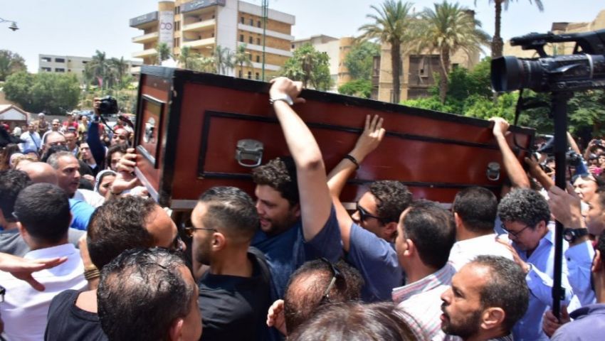 بالصور| نجوم الفن يشيعون جنازة عزت أبوعوف