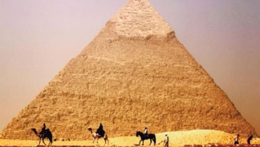 فيديو.. سحابة المظاهرات تحجب السياحة عن الأهرامات