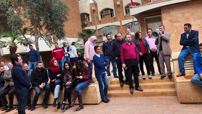 لبنان.. احتجاجات لموظفي القطاع العام رفضًا لخفض المرتبات