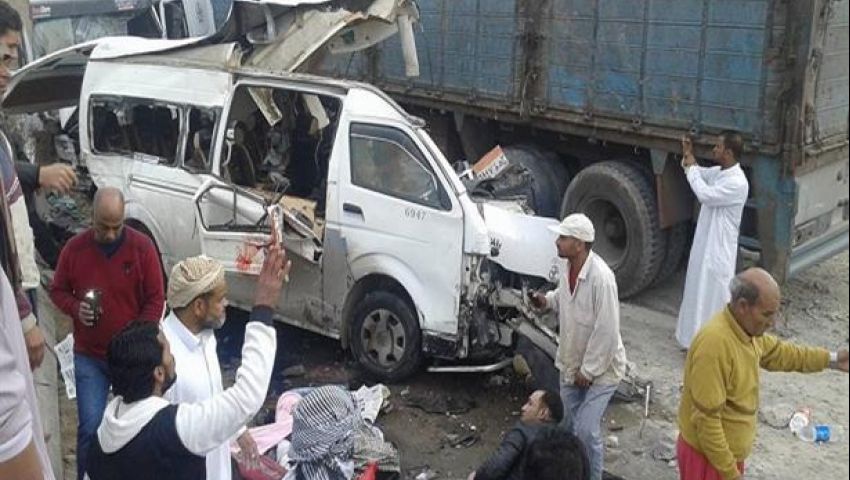 بالصور - مصرع 8 أشخاص وإصابة 12 في تصادم مروع  بالإسكندرية