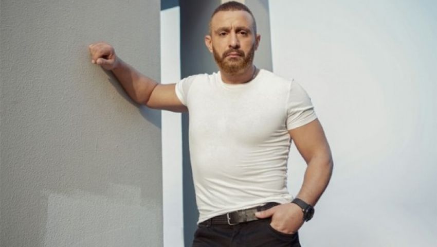 السقا يمازح أحد متابعيه: هبعتلك فيلمي الجديد قبل ما ينزل سينما