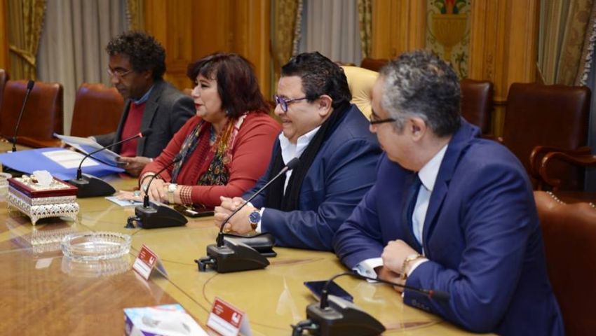 مسارح متنقلة ومكتبات للأسرة.. هكذا يدعم  الإنتاج الحربي وزارة الثقافة