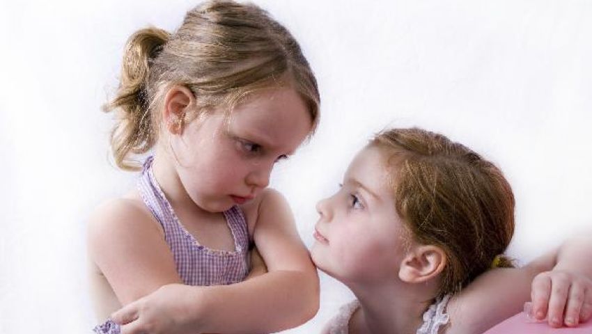 كيف تتعاملين مع غيرة الأطفال؟