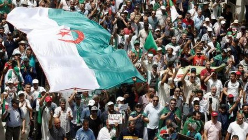 في ذكرى استقلالها.. الحراك يتواصل في الجزائر للضغط على النخبة الحاكمة