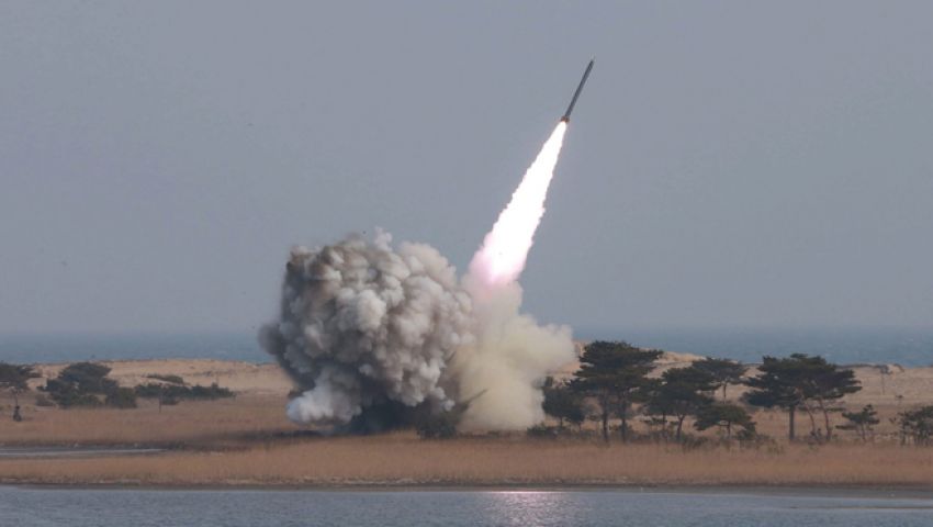كوريا الشمالية تطلق صاروخا باليستيًا في البحر