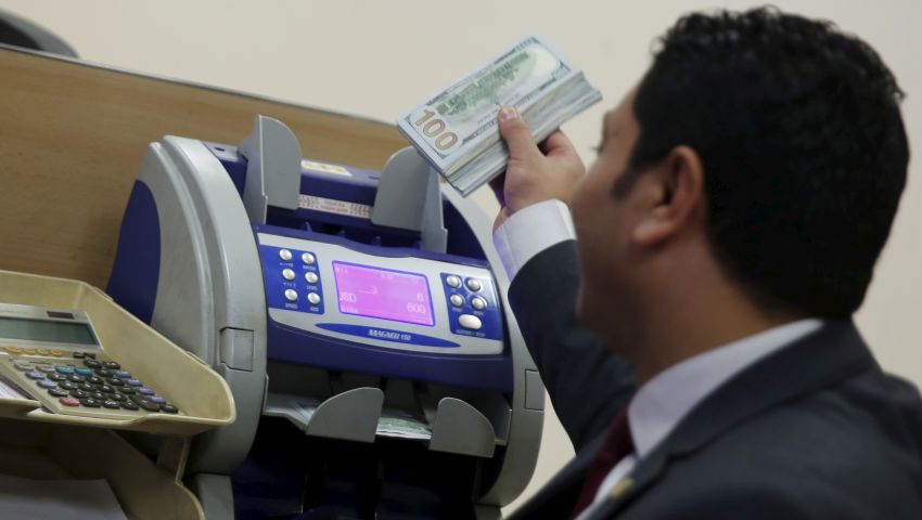 خبراء يحذرون من آثار خفض جديد للجنيه أمام الدولار