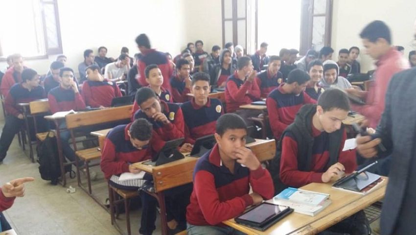 لمدة 150 دقيقة.. طلاب أولى ثانوي يؤدون امتحان اللغة الإنجليزية على «التابلت»