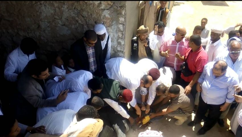 بالفيديو|  محافظ مطروح يوزع هدية السيسي على أصغر قرية في مصر