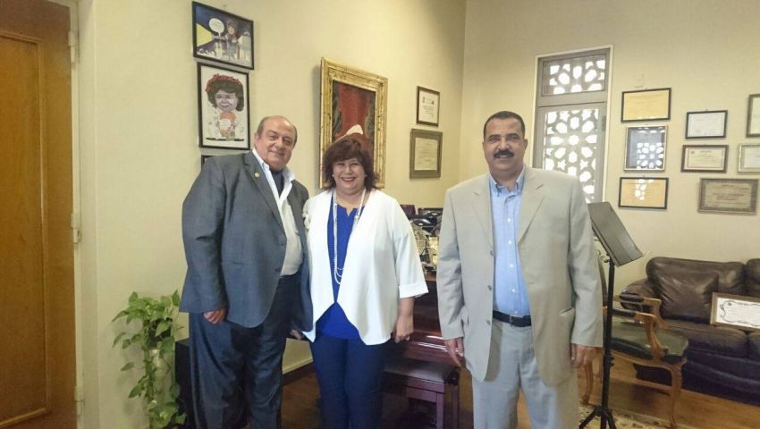 بالصور.. إيناس عبد الدايم تضع اللمسات الأخيرة للملتقى الثقافي
