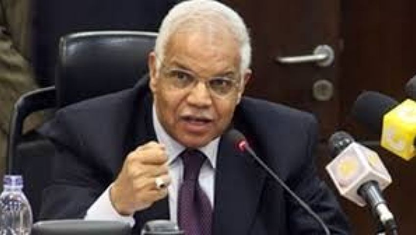 شاهد.. السيسي يحرج وزير النقل: مينفعش طرق من غير محطات