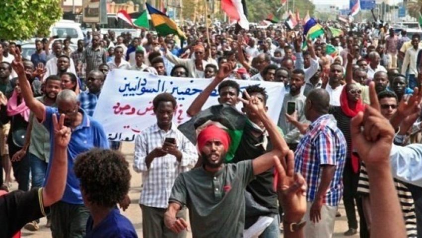 رغم تشكيل الحكومة.. الآلاف يتظاهرون في السودان