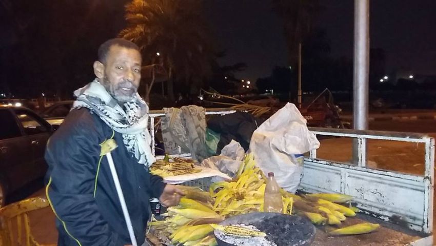 صور| الذرة المشوّية.. تسالي الشتاء ورزق الغلابة بحدائق الإسماعيلية