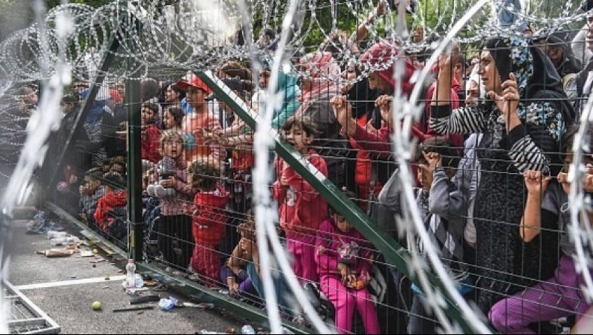 المجر تعتزم تزويد سياجها الشائك على حدود صربيا بـ«الكهرباء»