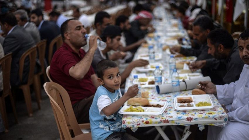 «موائد الرحمن» في رمضان.. بدأها الرسول وهكذا وصلت إلينا 