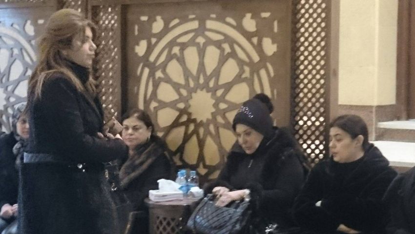 بالصور| ماجد زكي وبوسي شلبي أول الحاضرات بعزاء صهر فيفي عبده