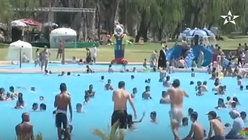 فيديو.. المسابح ملاذ المغاربة للهروب من الحر