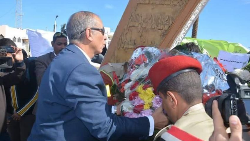 أكاليل زهور على قبر الجندي المجهول باحتفالات البحر الأحمر بعيدها القومي