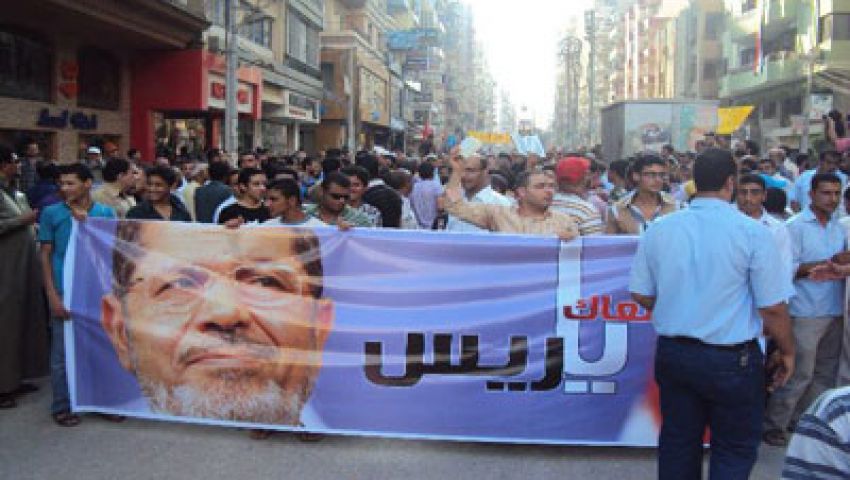 متظاهرو الحرس الجمهوري يقيمون سورًا بالطوب