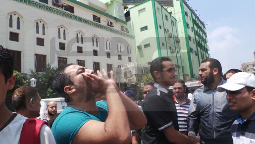 مؤيدو مرسي أمام النور المحمدي يهتفون ضد السيسي
