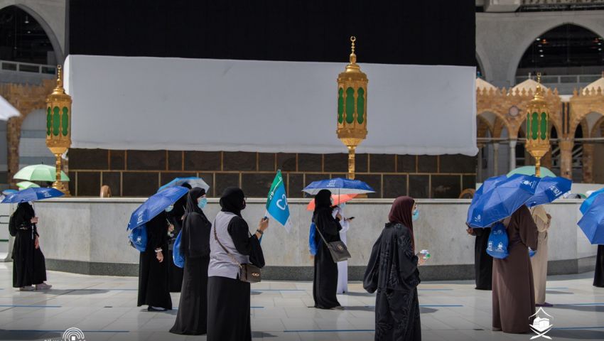 حجاج يتضرعون إلى الله لتخليص العالم من كورونا