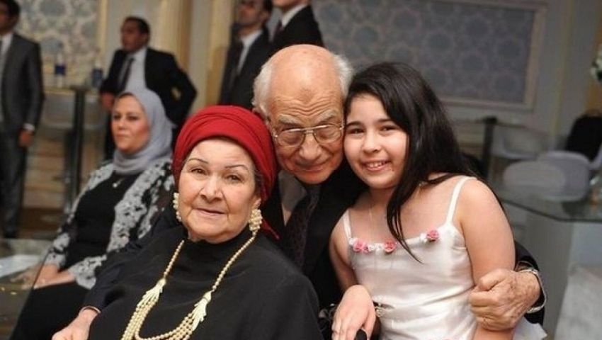 فيديو| قصة حب وكفاح.. انهيار رشوان توفيق في جنازة زوجته