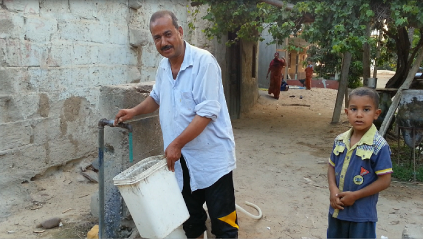 بالصور.. حنفية مياه واحدة لـ 3000 ضحية بعزبة الكهرباء 