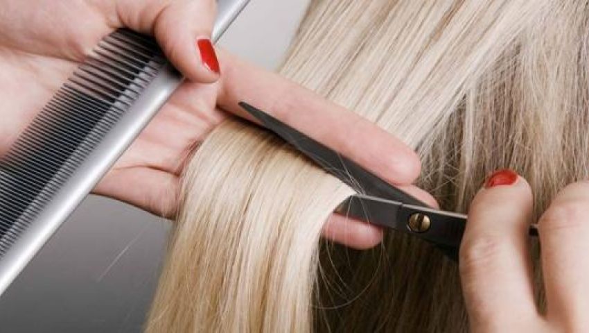 فيديو.. فتاة تتعرض لقص شعرها في المترو