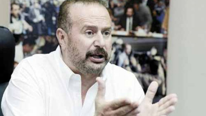 رئيس الأوليمبية يقطع إجازته في فرنسا لمناقشة مصير انتخابات الأندية