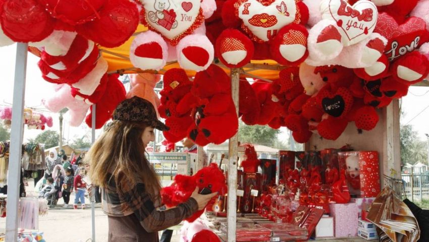 «الحب في زمن الكورونا».. تجار: ارتفاع أسعار هدايا الفلانتين ولا بديل للصينية