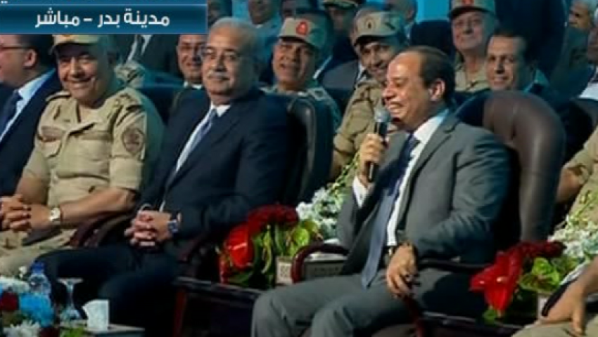 فيديو.. السيسي للوزيري: لون السجاد أزرق مش أحمر ليه؟ 