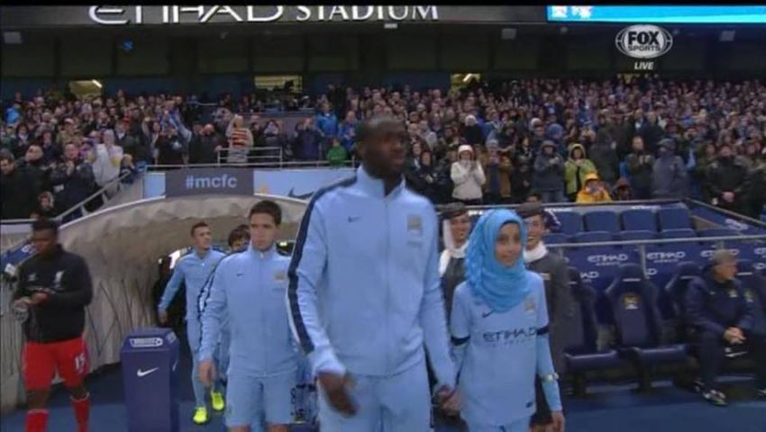 توريه يدخل ملعب الاتحاد مع طفلة محجبة