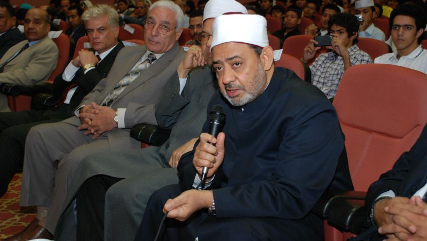 الطيب في حماية الجيش بالقاهرة