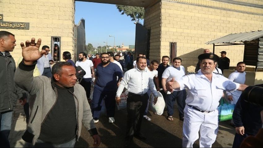 بالفيديو.. لحظة خروج الشباب المحتجزين من سجن طرة