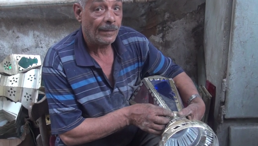 فيديو| بشعلة نار..  «السنيّ» يضيء فوانيس الصاج منذ 40 عامًا
